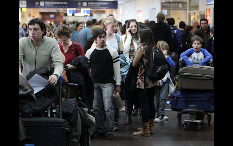 Pasajeros aguardan la hora de embarque de sus vuelos. EFE  /