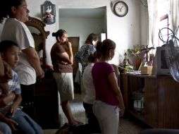 Familiares de Humberto Leal, reaccionan al ser enterados de la aplicación de la inyección letal el jueves. AP  /