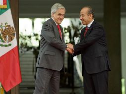 El Presidente mexicano Felipe Calderón y su homólogo chileno Sebastián Piñera durante la ceremonia de bienvenida. AFP  /