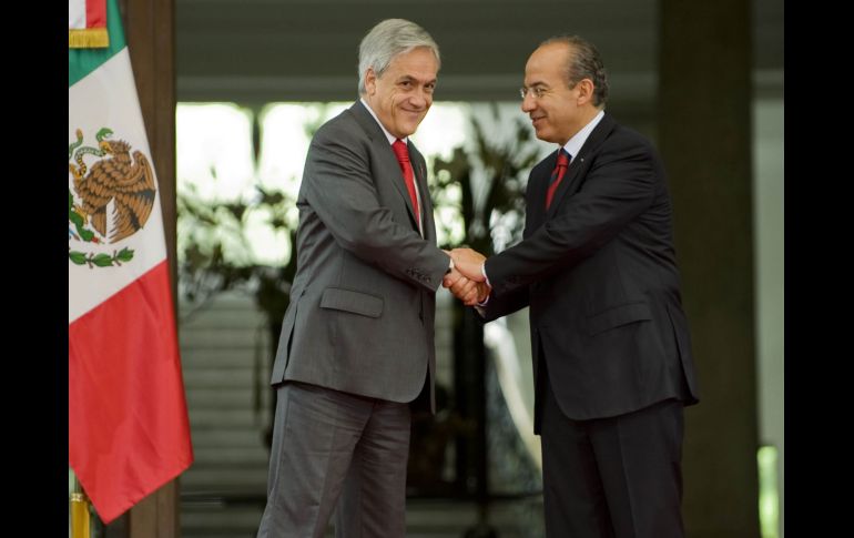 El Presidente mexicano Felipe Calderón y su homólogo chileno Sebastián Piñera durante la ceremonia de bienvenida. AFP  /