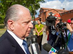 Luis Malpica de Lamadrid, cónsul general de México en Houston, habla con reporteros de la ejecución de Humberto Leal García. REUTERS  /