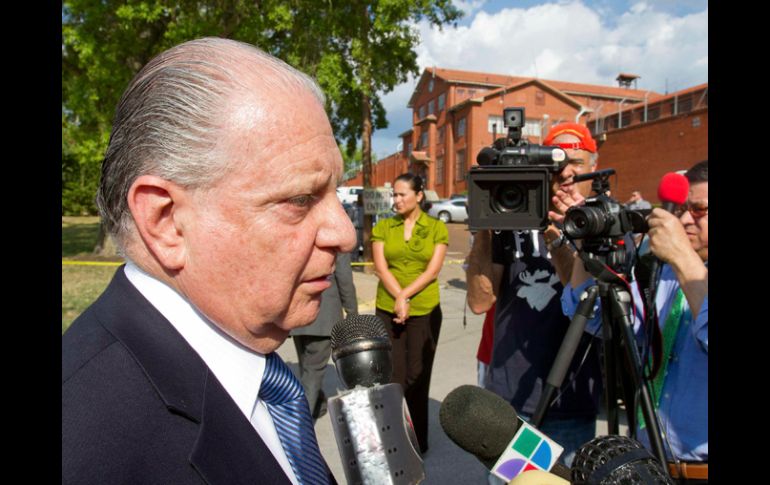 Luis Malpica de Lamadrid, cónsul general de México en Houston, habla con reporteros de la ejecución de Humberto Leal García. REUTERS  /