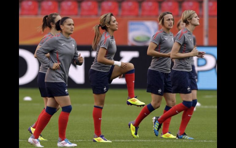 Jugadoras de la Selección Femenil de Francia, durante sesión de entrenamiento para Mundial en Alemania. AP  /