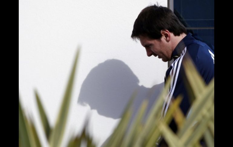 El Jugador de Argentina, Lionel Messi, recibe el apoyo de su compatriota Andrés Calamaro. REUTERS  /