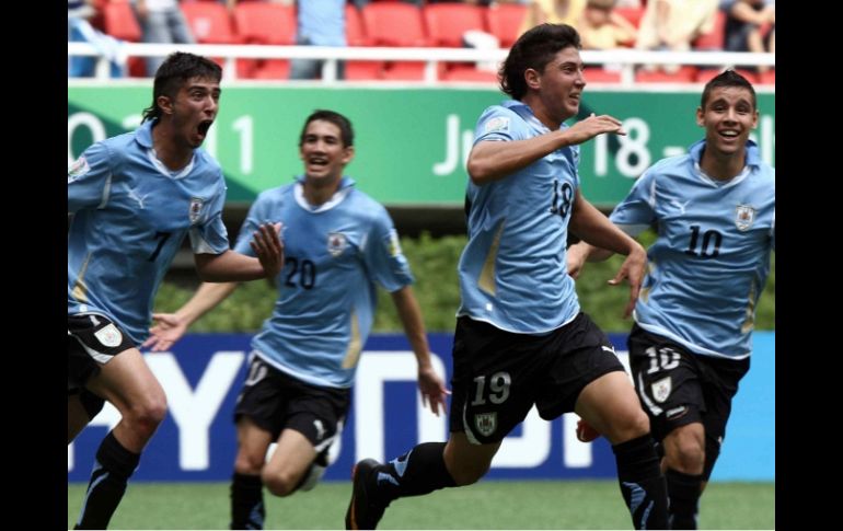 Jugadores de la Selección de Uruguay Sub-17, durante partido contra Brasil en el Mundial en México. MEXSPORT  /