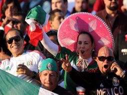 Las porras de los mexicanos suenan cada vez más fuerte dentro de la celebración en el estadio Malvinas Argentinas. AFP  /