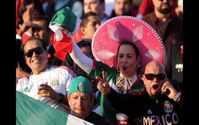 Las porras de los mexicanos suenan cada vez más fuerte dentro de la celebración en el estadio Malvinas Argentinas. AFP  /