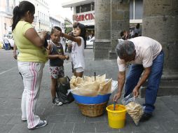 Y si antes de la cena se apetece un tentempié, las frituras aparecen por doquier. M. FREYRÍA  /