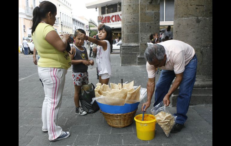 Y si antes de la cena se apetece un tentempié, las frituras aparecen por doquier. M. FREYRÍA  /