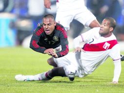 Alberto Rodríguez, de Perú, despoja de la pelota con una barrida al mexicano Édgar Pacheco. REUTERS  /