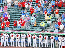 Jugadores de los Rangers de Texas guardan un minuto de silencio por la muerte de Shannon Stone, un fanático que murió el jueves. AP  /