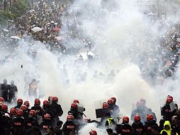 Efectivos de la Policía disparan gases lacrimógenos durante el enfrentamiento con manifestantes. EFE  /