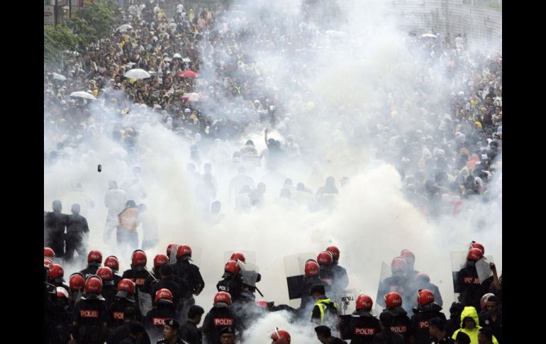 Efectivos de la Policía disparan gases lacrimógenos durante el enfrentamiento con manifestantes. EFE  /