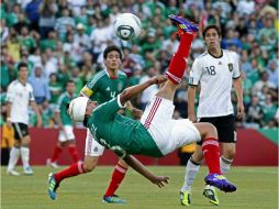 Julio Gómez haicendo una chilena en el partido contra Alemania. AFP  /