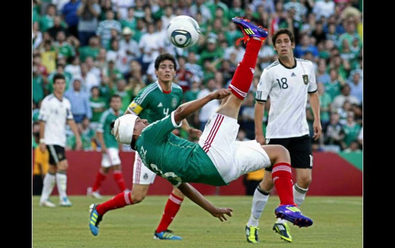 Julio Gómez haicendo una chilena en el partido contra Alemania. AFP  /