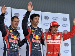 Sebastian Vettel (izq), Mark Webber (ctr), Fernando Alonso después de la sesión de calificación. AFP  /