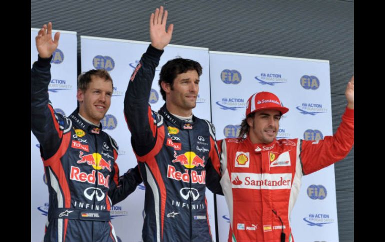 Sebastian Vettel (izq), Mark Webber (ctr), Fernando Alonso después de la sesión de calificación. AFP  /