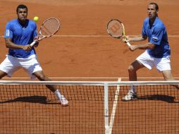 Jo-Wilfried Tsonga y Michael Llodra durante su partido de dobles de los cuartos de final en la Copa Davis. EFE  /