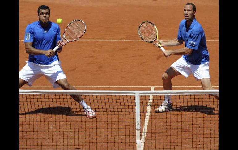 Jo-Wilfried Tsonga y Michael Llodra durante su partido de dobles de los cuartos de final en la Copa Davis. EFE  /