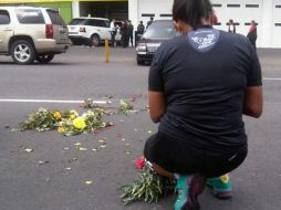 En la escena del crimen, las personas empeizan a colocar flores en señal de luto. NOTIMEX  /