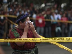 La premio Nobel de la Paz, Rigoberta Menchú, amiga de Facundo Cabral, llora su muerte en el lugar del crimen. REUTERS  /