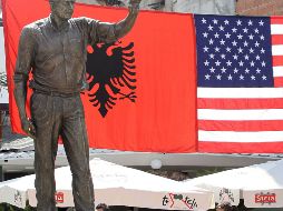 Personas caminan por debajo de la estatua del ex presidente de EU George W. Bush. REUTERS  /