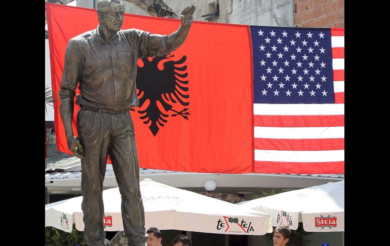 Personas caminan por debajo de la estatua del ex presidente de EU George W. Bush. REUTERS  /