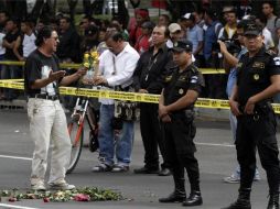 En el lugar del crimen acuden algunos dolientes a dejar flores y a expresar exigencias de justicia. EFE  /