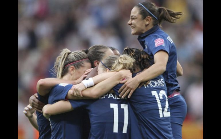 Las juadoras de la Selección francesa celebran el 1-1 durante su partido de cuartos de final del Mundial femenino de Alemania. EFE  /