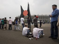 Descontento en las afueras del Estadio Azteca, ya que los boletos están agotados y sólo se pueden conseguir por medio de la reventa. AP  /