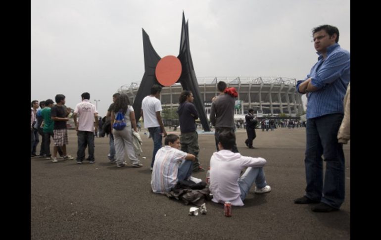 Descontento en las afueras del Estadio Azteca, ya que los boletos están agotados y sólo se pueden conseguir por medio de la reventa. AP  /