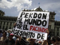 Guatemaltecos se congregan para rendir un homenaje al trovador argentino Facundo Cabral. EFE  /