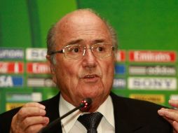 El presidente de la Federación Internacional de Fútbol (FIFA) Joseph Blatter habla durante la conferencia. EFE  /