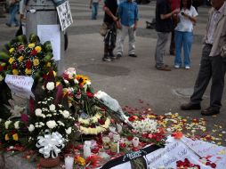 Altar improvisado que los guatemaltecos pusieron en memoria de Facundo Cabral. REUTERS  /