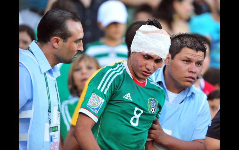 Julio Gómez tuvo un choque fuerte de cabezas en la jugada del gol olímpico en el partido contra Alemania. EFE  /