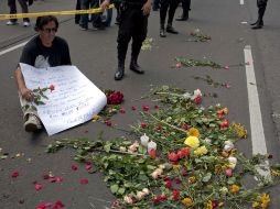 Decenas de flores y algunas veladoras fueron colocadas para honrar al compositor argentino. AP  /