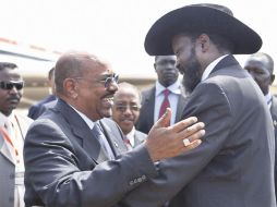 El primer presidente sursudanés, Salva Kiir Mayardit (derecha), recibe a su homólogo de Sudán, Omar Hassan al-Bashir. REUTERS  /