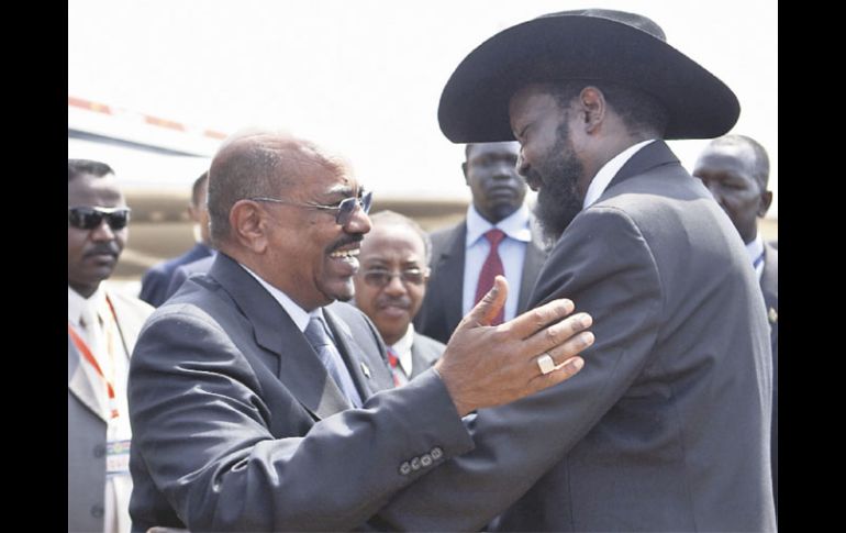 El primer presidente sursudanés, Salva Kiir Mayardit (derecha), recibe a su homólogo de Sudán, Omar Hassan al-Bashir. REUTERS  /