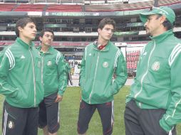 Raúl Gutiérrez (der.) dialoga con algunos de sus pupilos, durante el reconocimiento que hicieron ayer a la cancha del Azteca. MEXSPORT  /