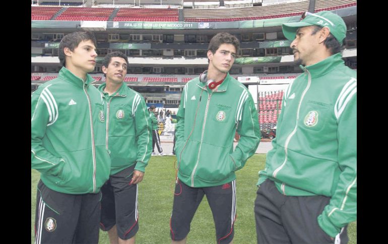 Raúl Gutiérrez (der.) dialoga con algunos de sus pupilos, durante el reconocimiento que hicieron ayer a la cancha del Azteca. MEXSPORT  /