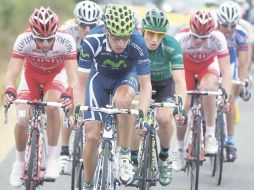 El ciclista portugués del Movistar, Rui Alberto Costa (centro), pedalea al frente del pelotón. EFE  /