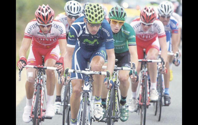 El ciclista portugués del Movistar, Rui Alberto Costa (centro), pedalea al frente del pelotón. EFE  /