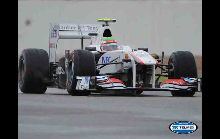 Sergio 'Checo' Pérez hace una buena carrera para meterse dentro de los 10 primeros lugares. AFP  /