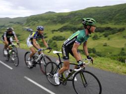 Johny Hoogerland y Juan Antonio flecha en la novena etapa del tour de Francia. AFP  /