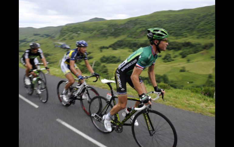 Johny Hoogerland y Juan Antonio flecha en la novena etapa del tour de Francia. AFP  /