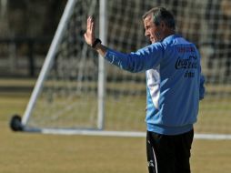 El seleccionador uruguayo de fútbol, Oscar Washington Tabárez, durante sesión de entrenamiento para Copa América en Argentina. AFP  /