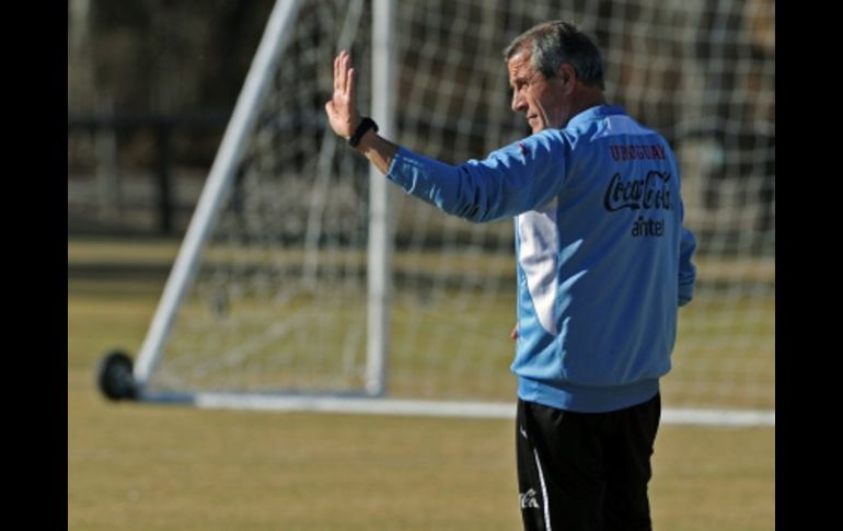 El seleccionador uruguayo de fútbol, Oscar Washington Tabárez, durante sesión de entrenamiento para Copa América en Argentina. AFP  /