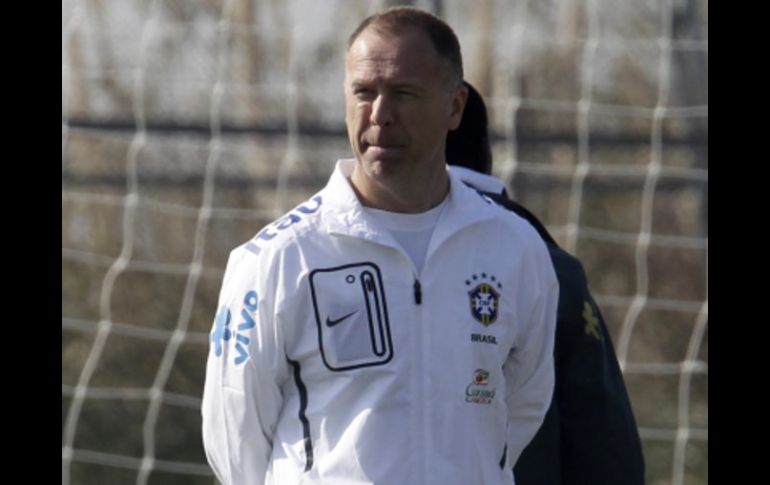 El seleccionador brasileño, Mano Menezes, durante sesión de entrenamiento de la Copa América en Argentina. REUTERS  /