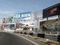 Vista de espectaculares en Carretera a Chapala. El Ayuntamiento advierte que algunos son irregulares. ARCHIVO  /