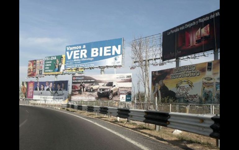 Vista de espectaculares en Carretera a Chapala. El Ayuntamiento advierte que algunos son irregulares. ARCHIVO  /